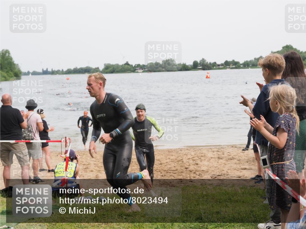21.06.2025 - 27. Vierlanden-Triathlon MichiJ http://msf.ph/oto/8023494 15.06.2026 10:54:37 Schwimmen 695, 713, 715, 749 meine-sportfotos.de