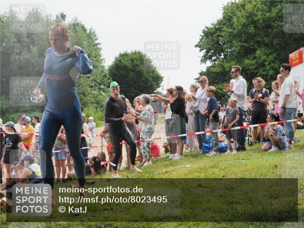 15.06.2025 - 27. Vierlanden-Triathlon KatJ http://msf.ph/oto/8023495 15.06.2025 10:56:34 Schwimmen 764, 771 meine-sportfotos.de