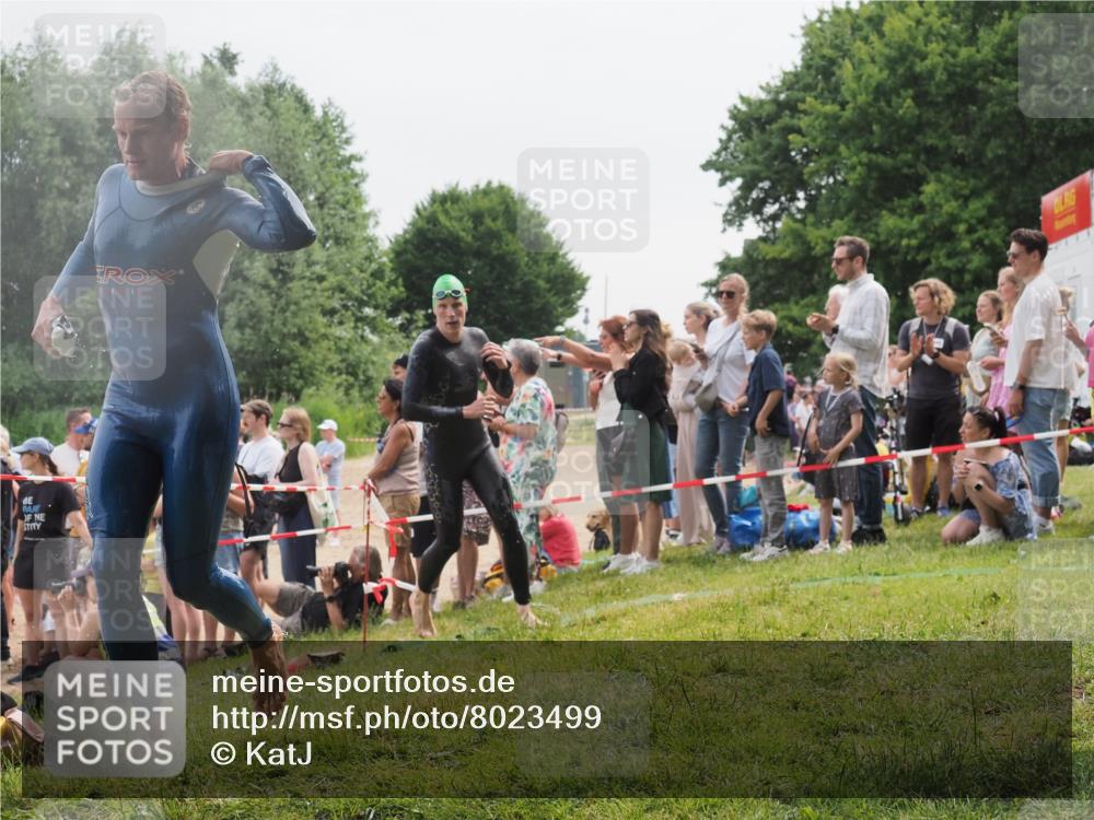 15.06.2025 - 27. Vierlanden-Triathlon KatJ http://msf.ph/oto/8023499 15.06.2025 10:56:34 Schwimmen 764, 771 meine-sportfotos.de
