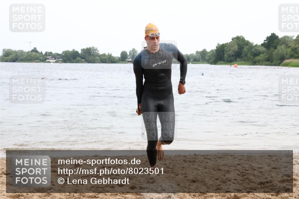 15.06.2025 - 27. Vierlanden-Triathlon Lena Gebhardt http://msf.ph/oto/8023501 15.06.2025 10:53:07 Schwimmen 638 meine-sportfotos.de