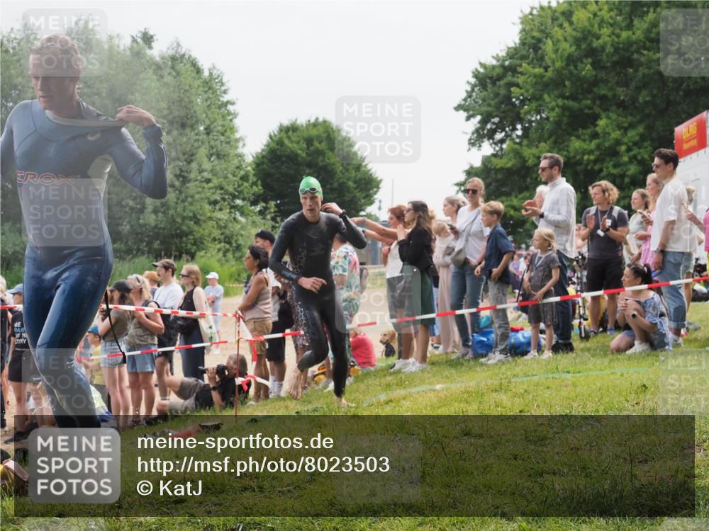 15.06.2025 - 27. Vierlanden-Triathlon KatJ http://msf.ph/oto/8023503 15.06.2025 10:56:34 Schwimmen 764, 771 meine-sportfotos.de