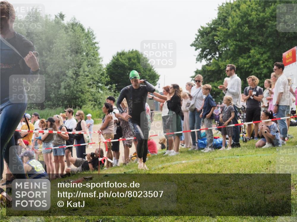 15.06.2025 - 27. Vierlanden-Triathlon KatJ http://msf.ph/oto/8023507 15.06.2025 10:56:34 Schwimmen 764, 771 meine-sportfotos.de