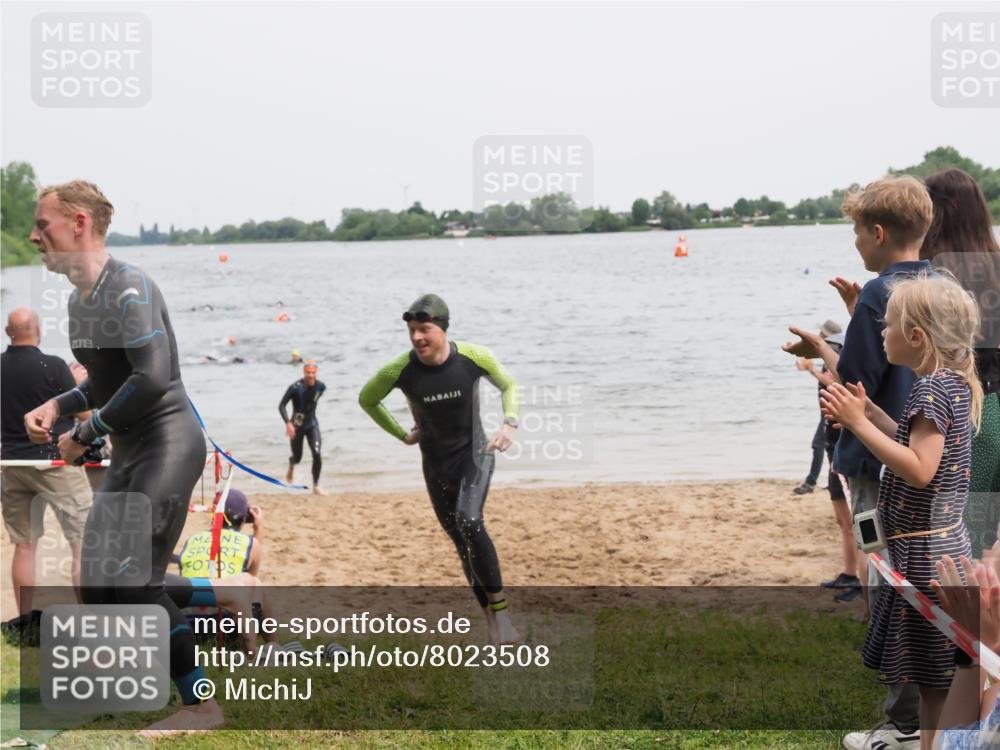21.06.2025 - 27. Vierlanden-Triathlon MichiJ http://msf.ph/oto/8023508 15.06.2026 10:54:37 Schwimmen 695, 713, 715, 749 meine-sportfotos.de