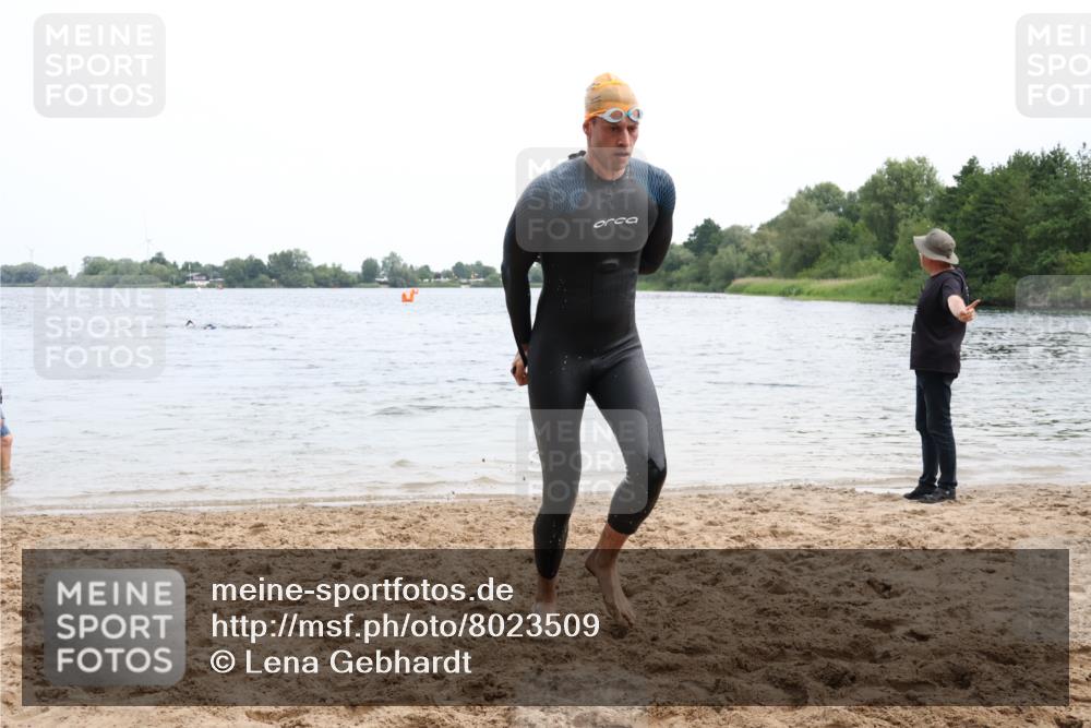 15.06.2025 - 27. Vierlanden-Triathlon Lena Gebhardt http://msf.ph/oto/8023509 15.06.2025 10:53:08 Schwimmen 638 meine-sportfotos.de
