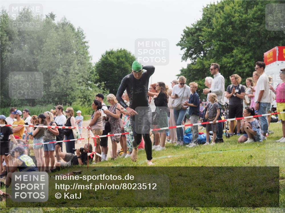 15.06.2025 - 27. Vierlanden-Triathlon KatJ http://msf.ph/oto/8023512 15.06.2025 10:56:34 Schwimmen 764, 771 meine-sportfotos.de