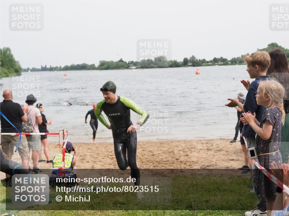 21.06.2025 - 27. Vierlanden-Triathlon MichiJ http://msf.ph/oto/8023515 15.06.2026 10:54:37 Schwimmen 695, 713, 715, 749 meine-sportfotos.de