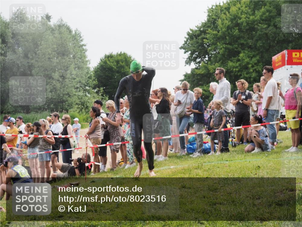 15.06.2025 - 27. Vierlanden-Triathlon KatJ http://msf.ph/oto/8023516 15.06.2025 10:56:35 Schwimmen 764, 771 meine-sportfotos.de