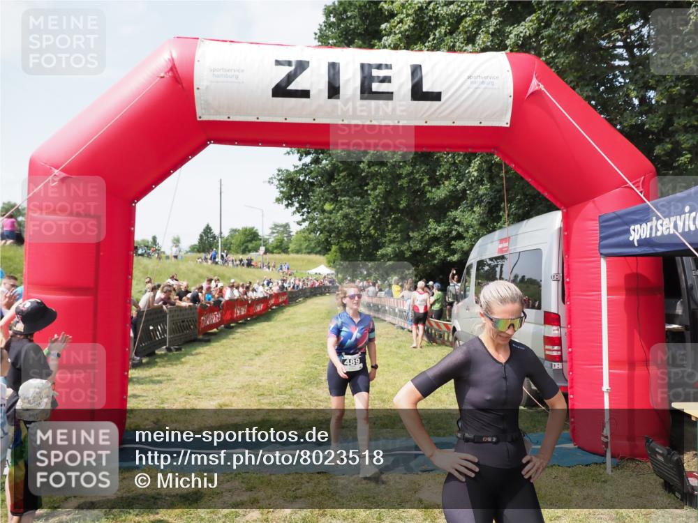 21.06.2025 - 27. Vierlanden-Triathlon MichiJ http://msf.ph/oto/8023518 15.06.2026 11:39:18 Ziel 489, 536 meine-sportfotos.de