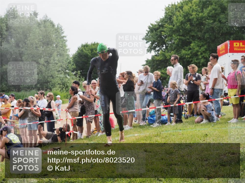 15.06.2025 - 27. Vierlanden-Triathlon KatJ http://msf.ph/oto/8023520 15.06.2025 10:56:35 Schwimmen 764, 771 meine-sportfotos.de