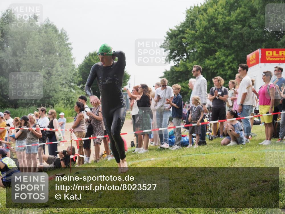 15.06.2025 - 27. Vierlanden-Triathlon KatJ http://msf.ph/oto/8023527 15.06.2025 10:56:35 Schwimmen 764, 771 meine-sportfotos.de