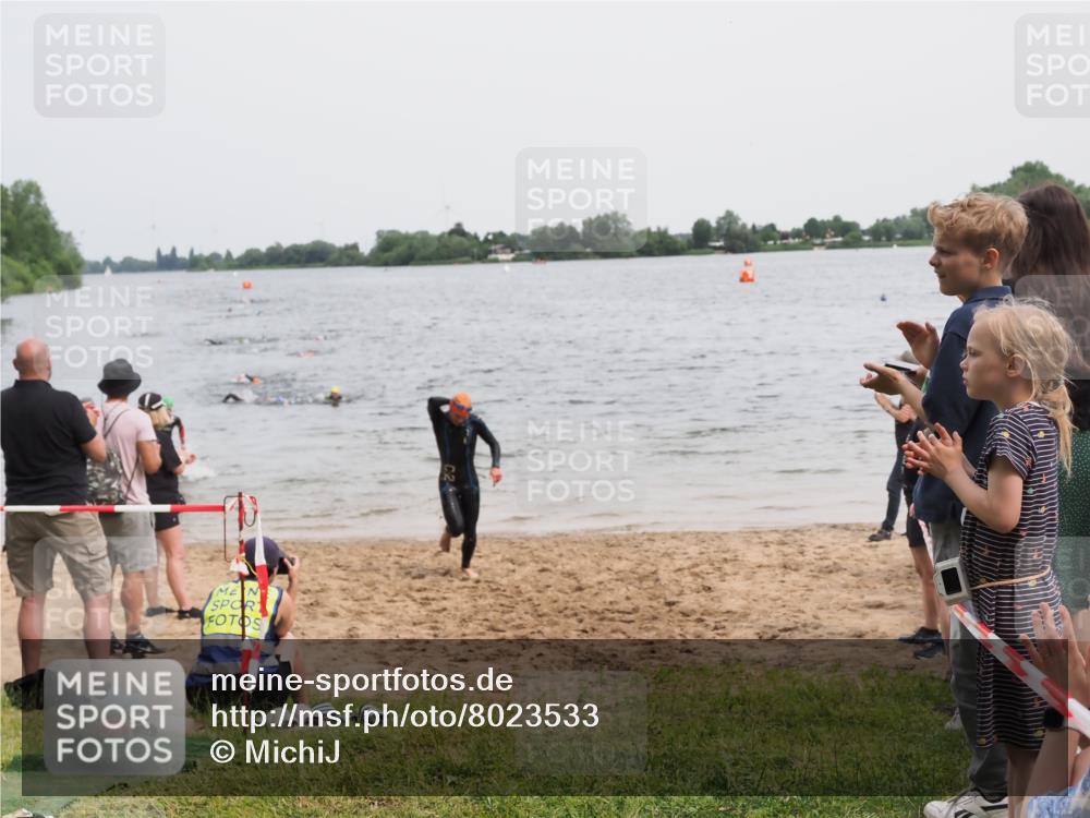 21.06.2025 - 27. Vierlanden-Triathlon MichiJ http://msf.ph/oto/8023533 15.06.2026 10:54:38 Schwimmen 695, 713, 715, 749 meine-sportfotos.de