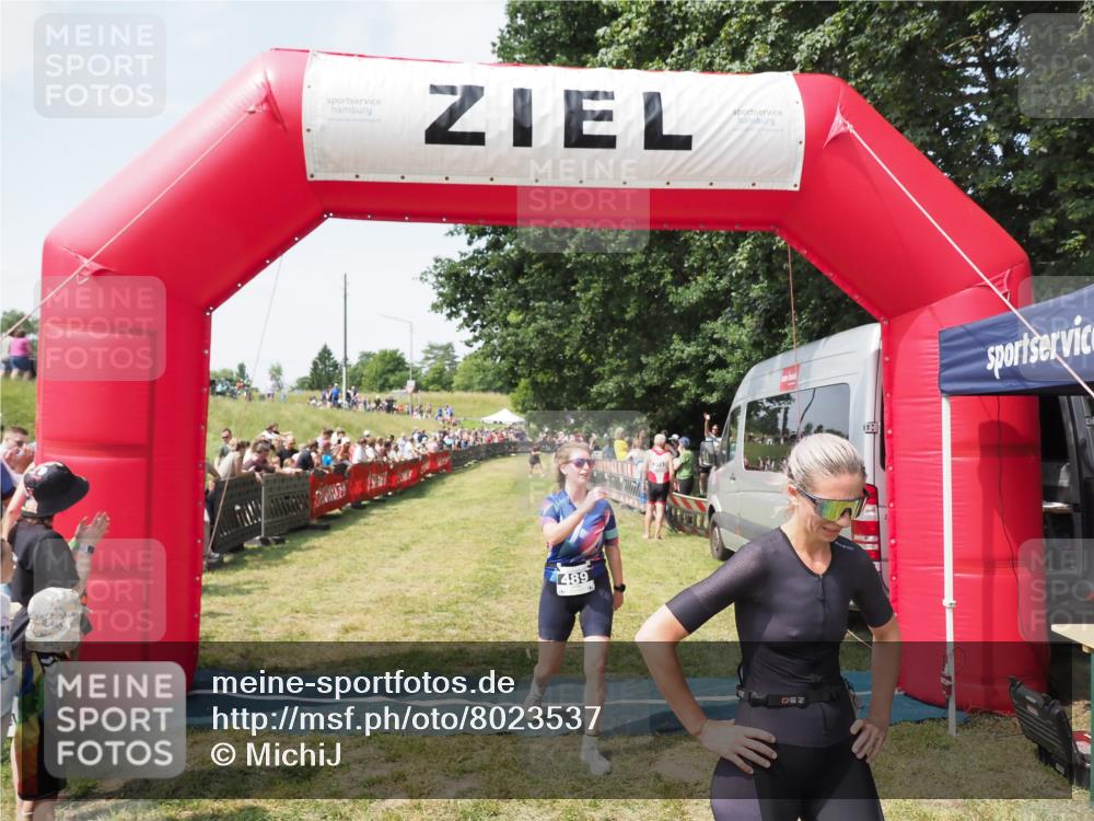 21.06.2025 - 27. Vierlanden-Triathlon MichiJ http://msf.ph/oto/8023537 15.06.2026 11:39:18 Ziel 489, 536 meine-sportfotos.de