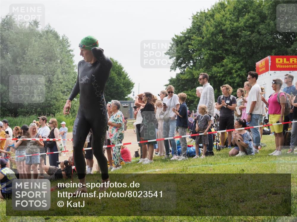 15.06.2025 - 27. Vierlanden-Triathlon KatJ http://msf.ph/oto/8023541 15.06.2025 10:56:35 Schwimmen 764, 771 meine-sportfotos.de