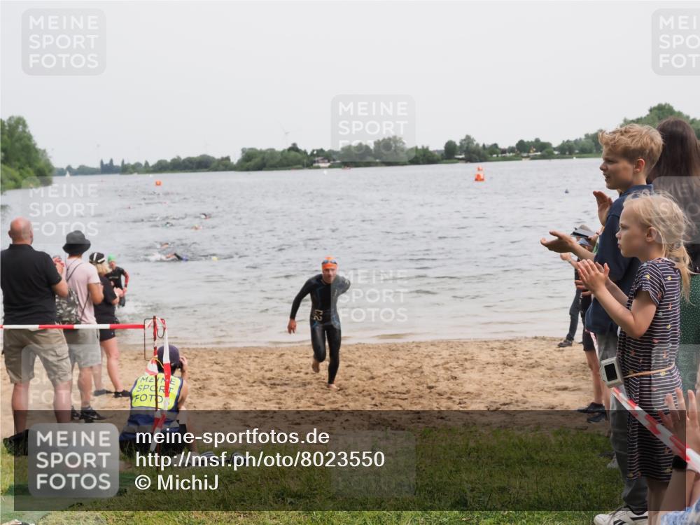 21.06.2025 - 27. Vierlanden-Triathlon MichiJ http://msf.ph/oto/8023550 15.06.2026 10:54:39 Schwimmen 695, 713, 715, 749 meine-sportfotos.de