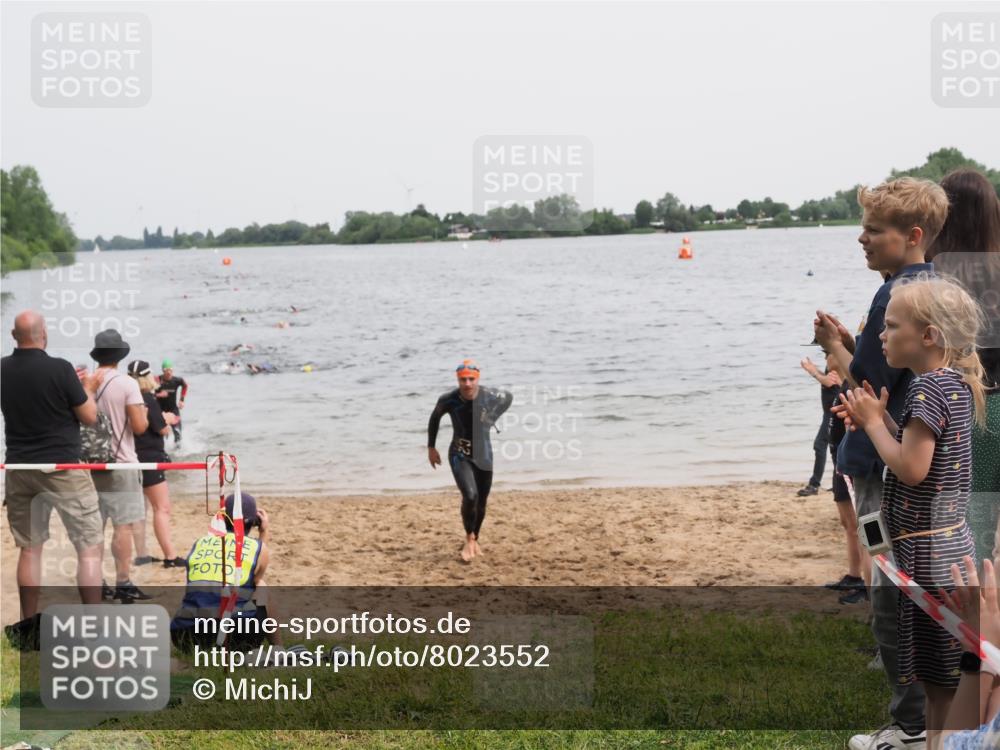 21.06.2025 - 27. Vierlanden-Triathlon MichiJ http://msf.ph/oto/8023552 15.06.2026 10:54:39 Schwimmen 695, 713, 715, 749 meine-sportfotos.de