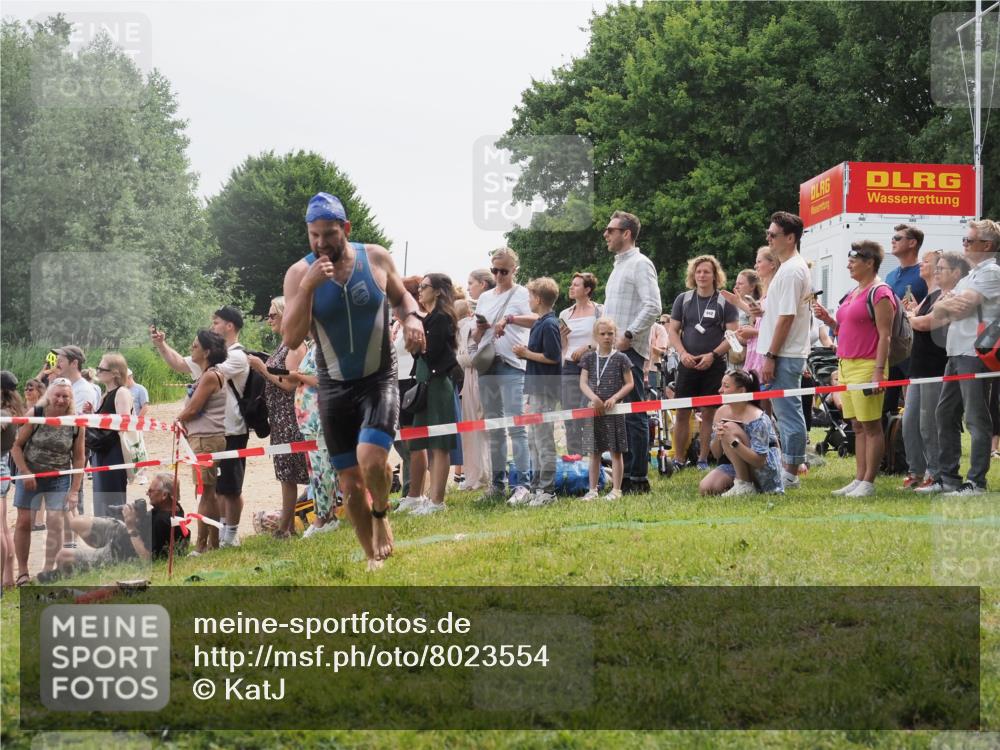 15.06.2025 - 27. Vierlanden-Triathlon KatJ http://msf.ph/oto/8023554 15.06.2025 10:56:43 Schwimmen 685, 691, 764 meine-sportfotos.de
