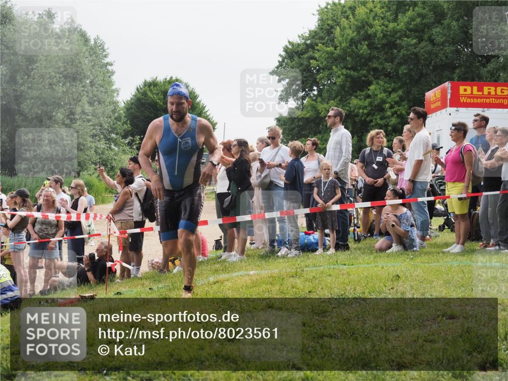 15.06.2025 - 27. Vierlanden-Triathlon KatJ http://msf.ph/oto/8023561 15.06.2025 10:56:43 Schwimmen 685, 691, 764 meine-sportfotos.de