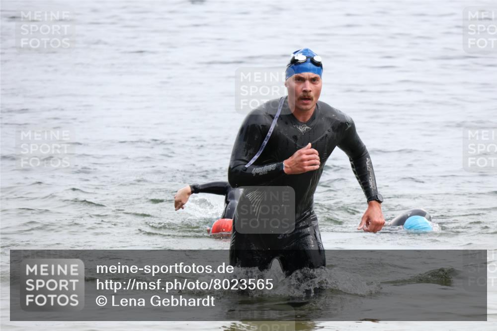 15.06.2025 - 27. Vierlanden-Triathlon Lena Gebhardt http://msf.ph/oto/8023565 15.06.2025 10:53:45 Schwimmen 650, 726 meine-sportfotos.de