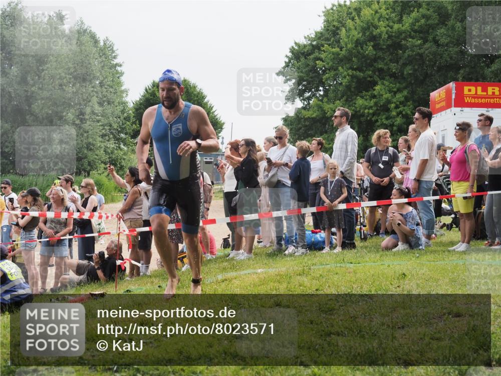 15.06.2025 - 27. Vierlanden-Triathlon KatJ http://msf.ph/oto/8023571 15.06.2025 10:56:43 Schwimmen 685, 691, 764 meine-sportfotos.de
