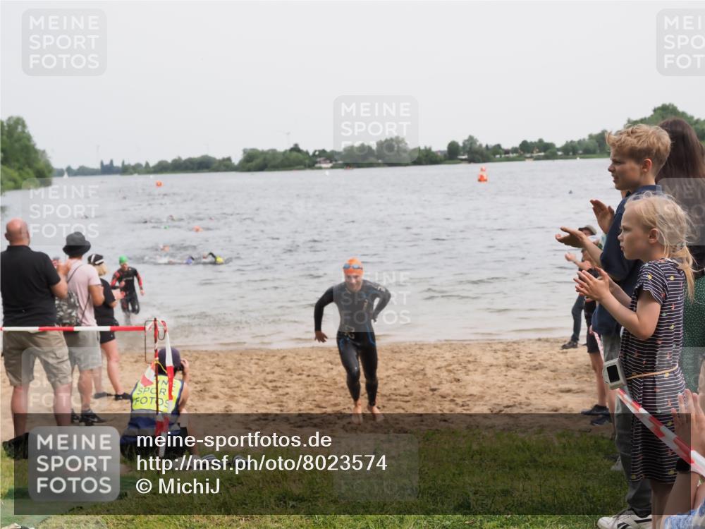 21.06.2025 - 27. Vierlanden-Triathlon MichiJ http://msf.ph/oto/8023574 15.06.2026 10:54:40 Schwimmen 695, 713, 715, 749 meine-sportfotos.de