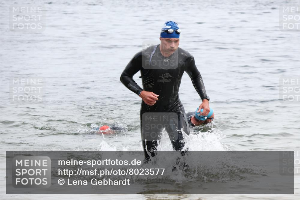 15.06.2025 - 27. Vierlanden-Triathlon Lena Gebhardt http://msf.ph/oto/8023577 15.06.2025 10:53:46 Schwimmen 650, 726 meine-sportfotos.de