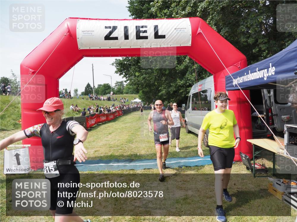 21.06.2025 - 27. Vierlanden-Triathlon MichiJ http://msf.ph/oto/8023578 15.06.2026 11:46:37 Ziel 174, 515, 620 meine-sportfotos.de
