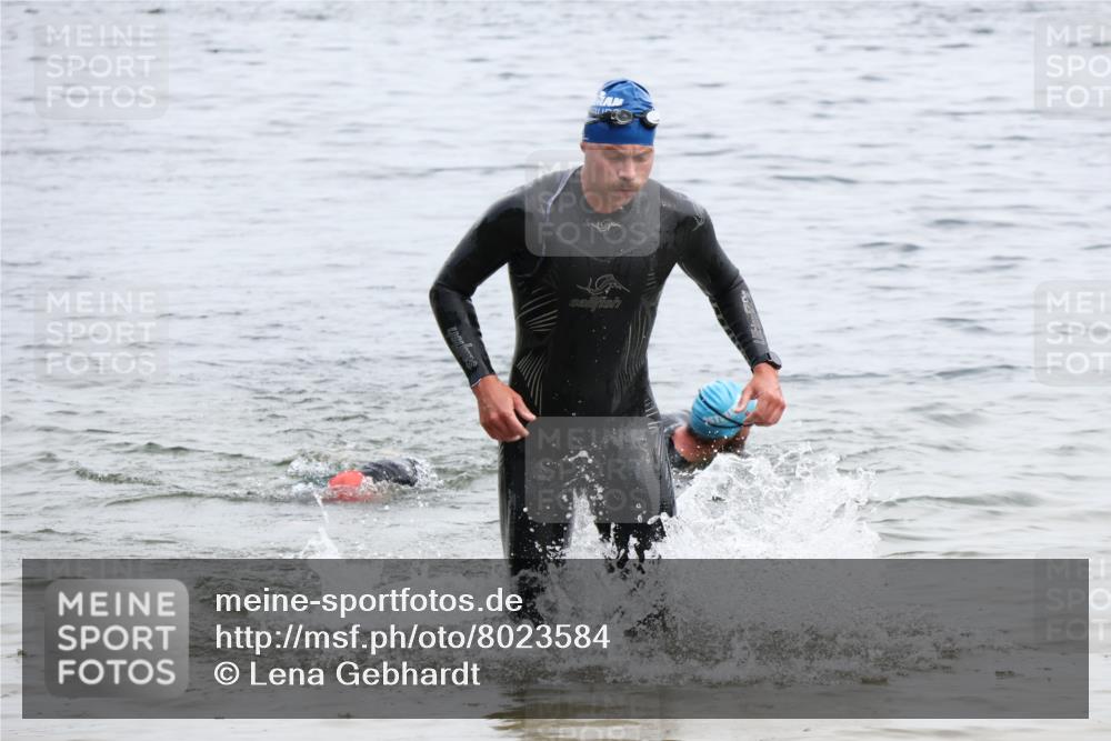 15.06.2025 - 27. Vierlanden-Triathlon Lena Gebhardt http://msf.ph/oto/8023584 15.06.2025 10:53:46 Schwimmen 650, 726 meine-sportfotos.de