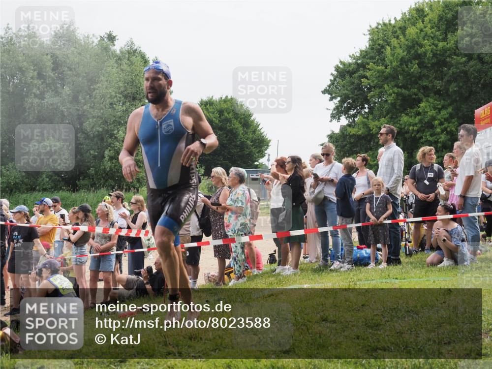 15.06.2025 - 27. Vierlanden-Triathlon KatJ http://msf.ph/oto/8023588 15.06.2025 10:56:44 Schwimmen 685, 691, 764 meine-sportfotos.de