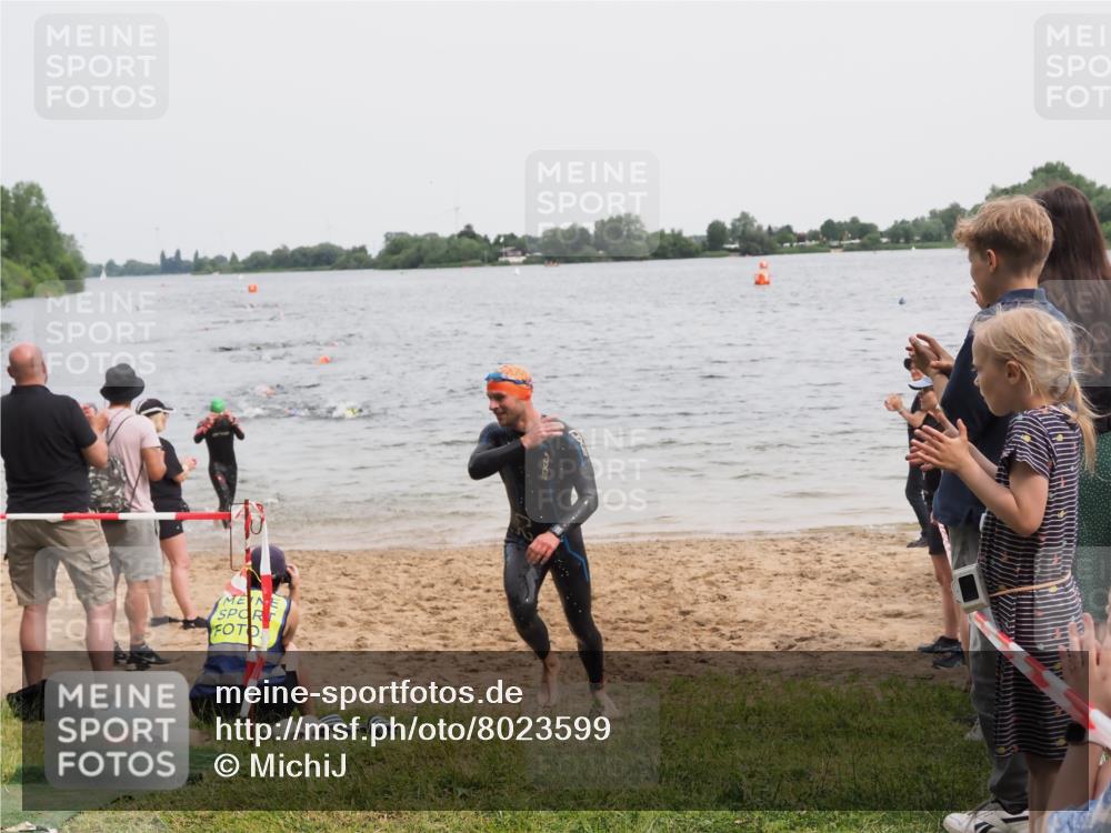 21.06.2025 - 27. Vierlanden-Triathlon MichiJ http://msf.ph/oto/8023599 15.06.2026 10:54:40 Schwimmen 695, 713, 715, 749 meine-sportfotos.de