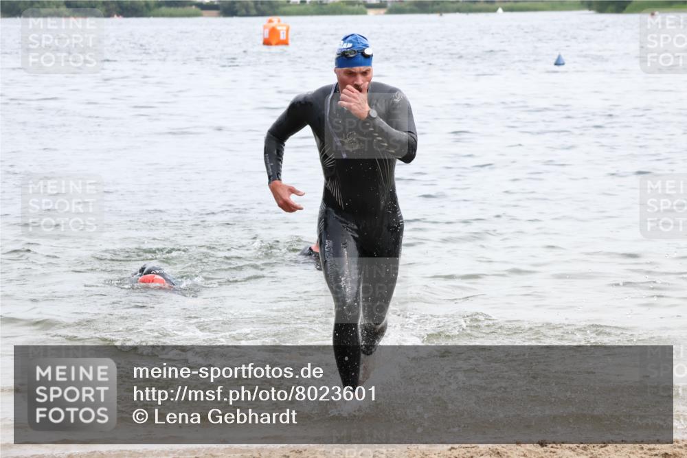 15.06.2025 - 27. Vierlanden-Triathlon Lena Gebhardt http://msf.ph/oto/8023601 15.06.2025 10:53:47 Schwimmen 650, 726 meine-sportfotos.de