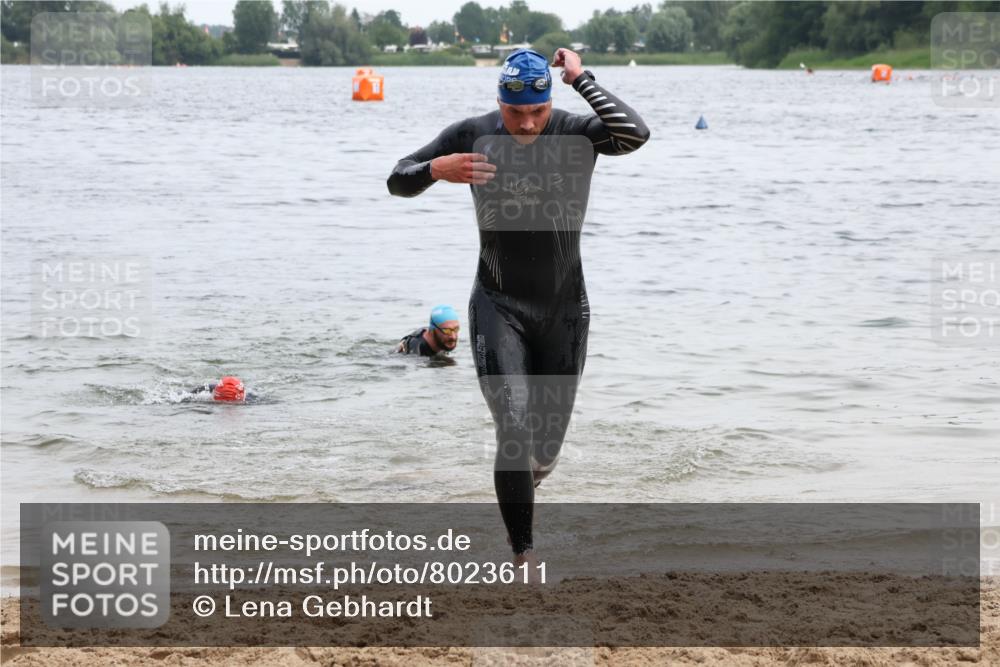 15.06.2025 - 27. Vierlanden-Triathlon Lena Gebhardt http://msf.ph/oto/8023611 15.06.2025 10:53:47 Schwimmen 650, 726 meine-sportfotos.de