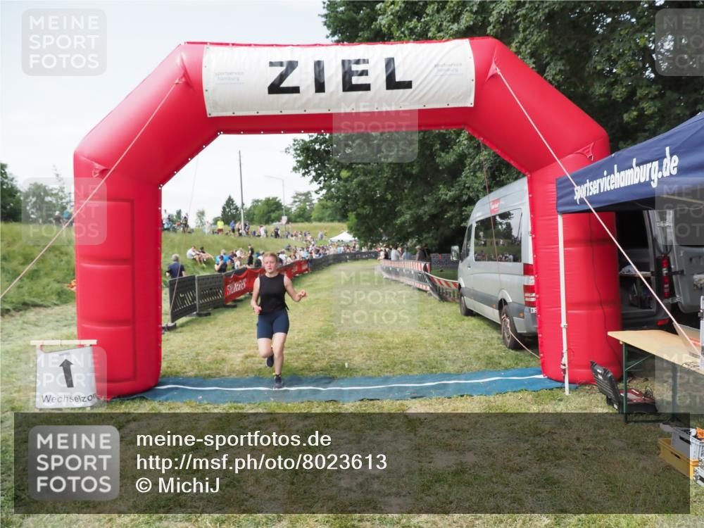 21.06.2025 - 27. Vierlanden-Triathlon MichiJ http://msf.ph/oto/8023613 15.06.2026 11:46:44 Ziel 516 meine-sportfotos.de