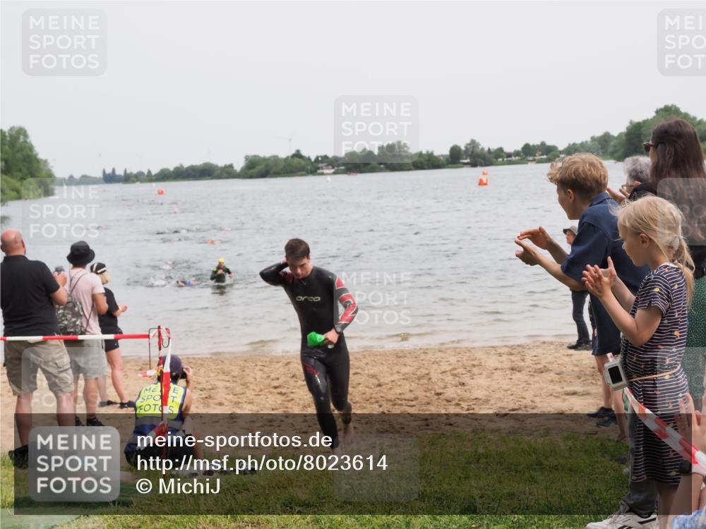 21.06.2025 - 27. Vierlanden-Triathlon MichiJ http://msf.ph/oto/8023614 15.06.2026 10:54:45 Schwimmen 695, 713 meine-sportfotos.de