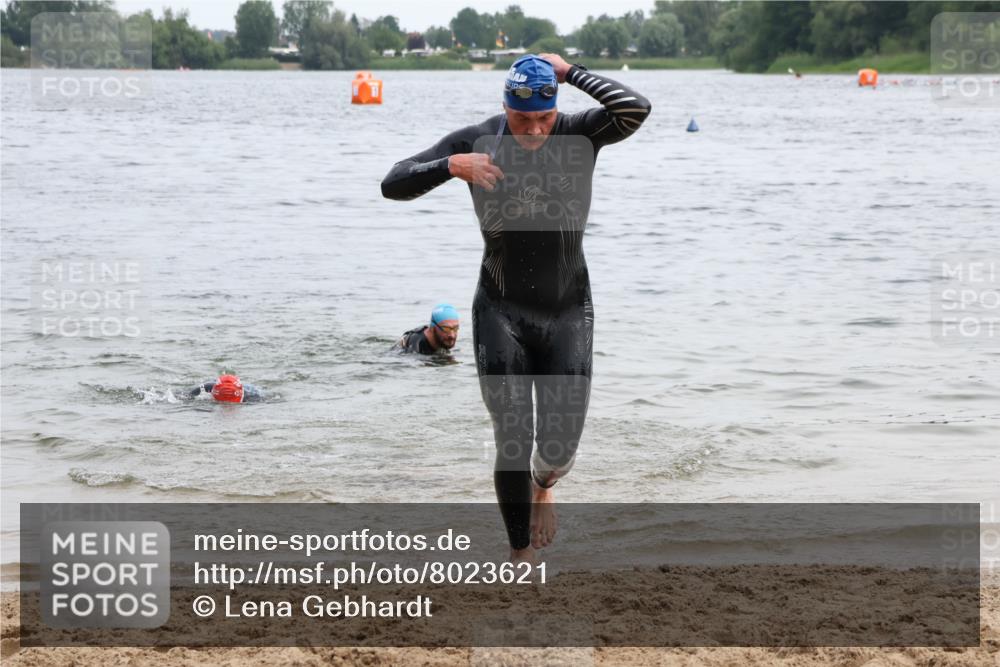 15.06.2025 - 27. Vierlanden-Triathlon Lena Gebhardt http://msf.ph/oto/8023621 15.06.2025 10:53:47 Schwimmen 650, 726 meine-sportfotos.de