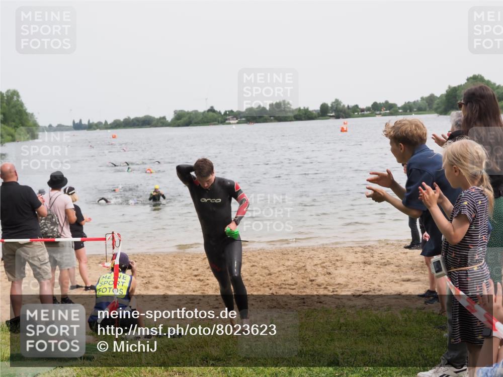 21.06.2025 - 27. Vierlanden-Triathlon MichiJ http://msf.ph/oto/8023623 15.06.2026 10:54:45 Schwimmen 695, 713 meine-sportfotos.de