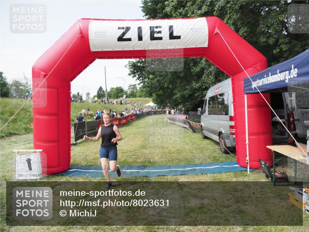 21.06.2025 - 27. Vierlanden-Triathlon MichiJ http://msf.ph/oto/8023631 15.06.2026 11:46:45 Ziel 516 meine-sportfotos.de