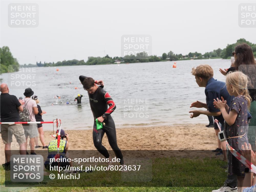 21.06.2025 - 27. Vierlanden-Triathlon MichiJ http://msf.ph/oto/8023637 15.06.2026 10:54:45 Schwimmen 695, 713 meine-sportfotos.de
