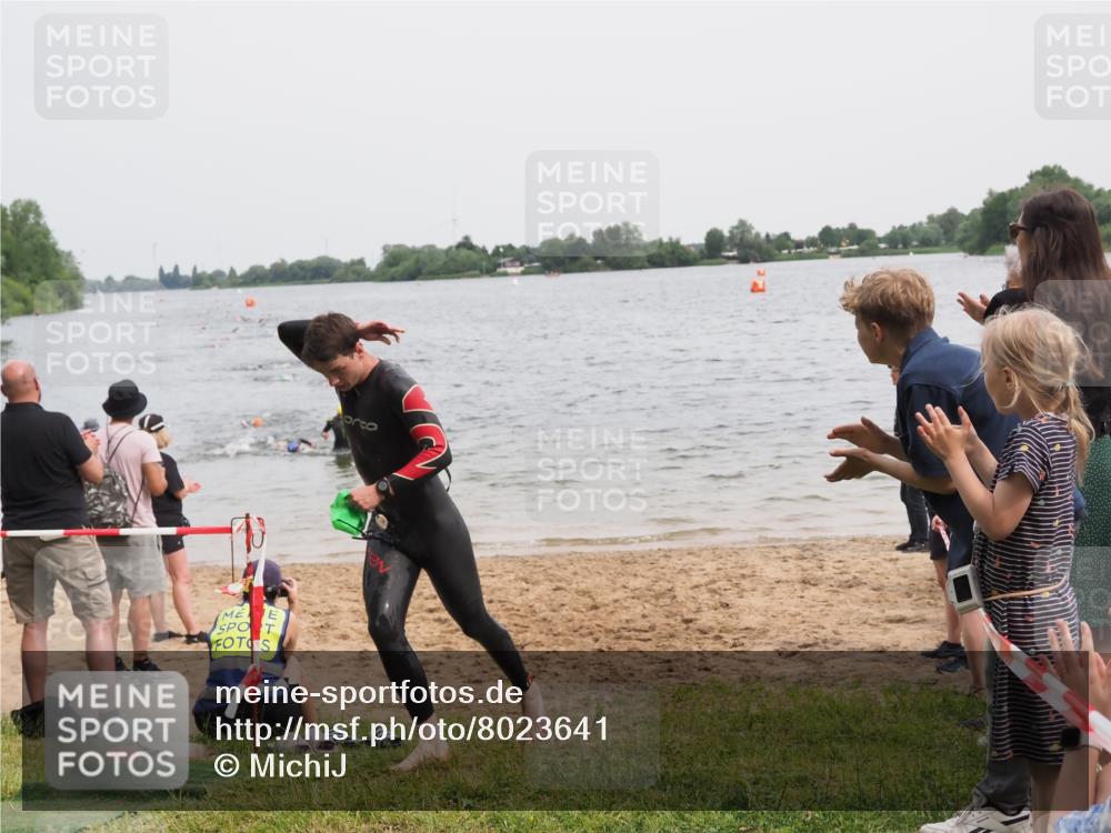 21.06.2025 - 27. Vierlanden-Triathlon MichiJ http://msf.ph/oto/8023641 15.06.2026 10:54:45 Schwimmen 695, 713 meine-sportfotos.de