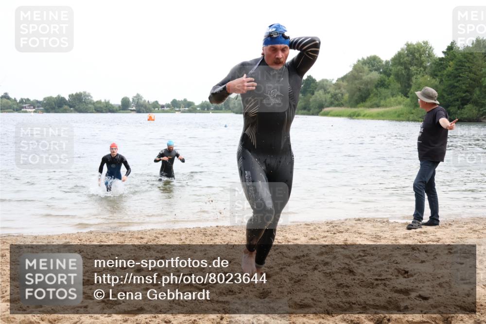 15.06.2025 - 27. Vierlanden-Triathlon Lena Gebhardt http://msf.ph/oto/8023644 15.06.2025 10:53:49 Schwimmen 650, 726, 757 meine-sportfotos.de
