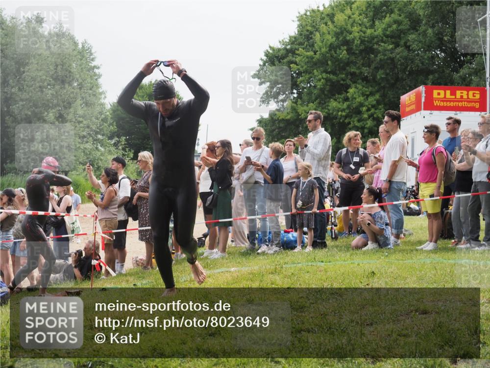 15.06.2025 - 27. Vierlanden-Triathlon KatJ http://msf.ph/oto/8023649 15.06.2025 10:56:50 Schwimmen 642, 651, 685, 688, 691, 755 meine-sportfotos.de