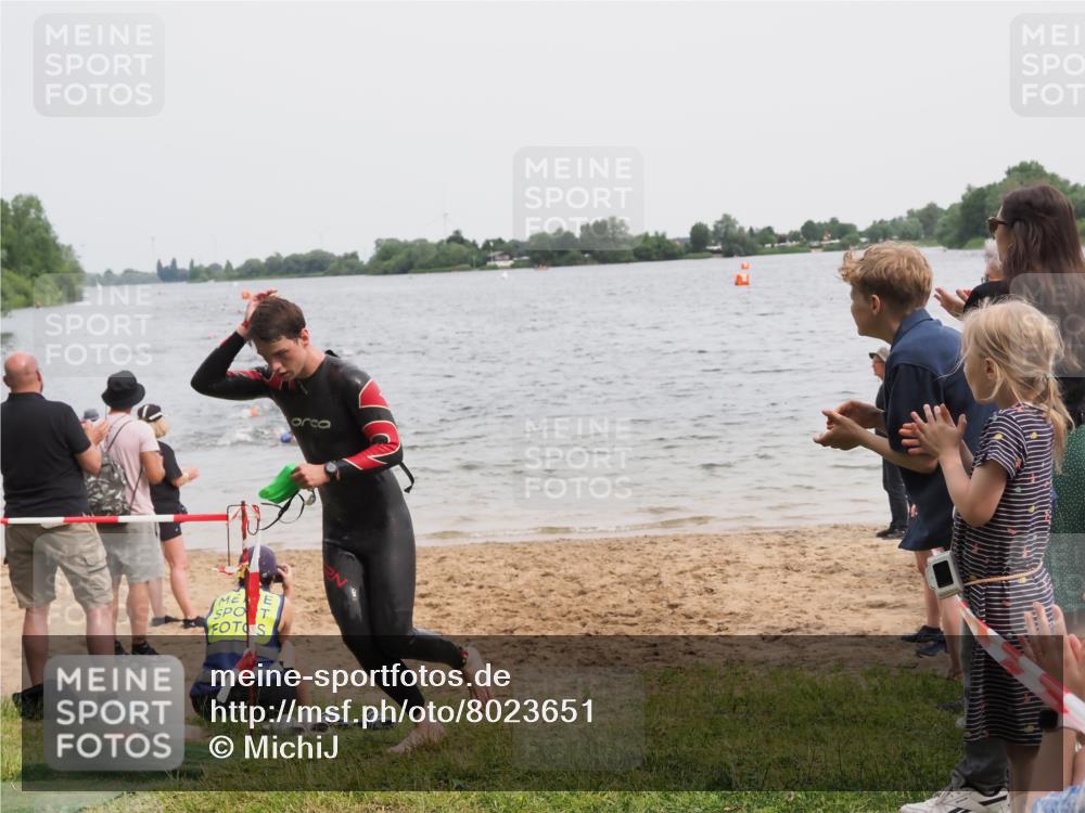 21.06.2025 - 27. Vierlanden-Triathlon MichiJ http://msf.ph/oto/8023651 15.06.2026 10:54:45 Schwimmen 695, 713 meine-sportfotos.de