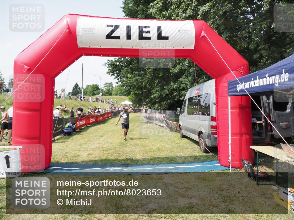 21.06.2025 - 27. Vierlanden-Triathlon MichiJ http://msf.ph/oto/8023653 15.06.2026 11:48:17 Ziel 295 meine-sportfotos.de