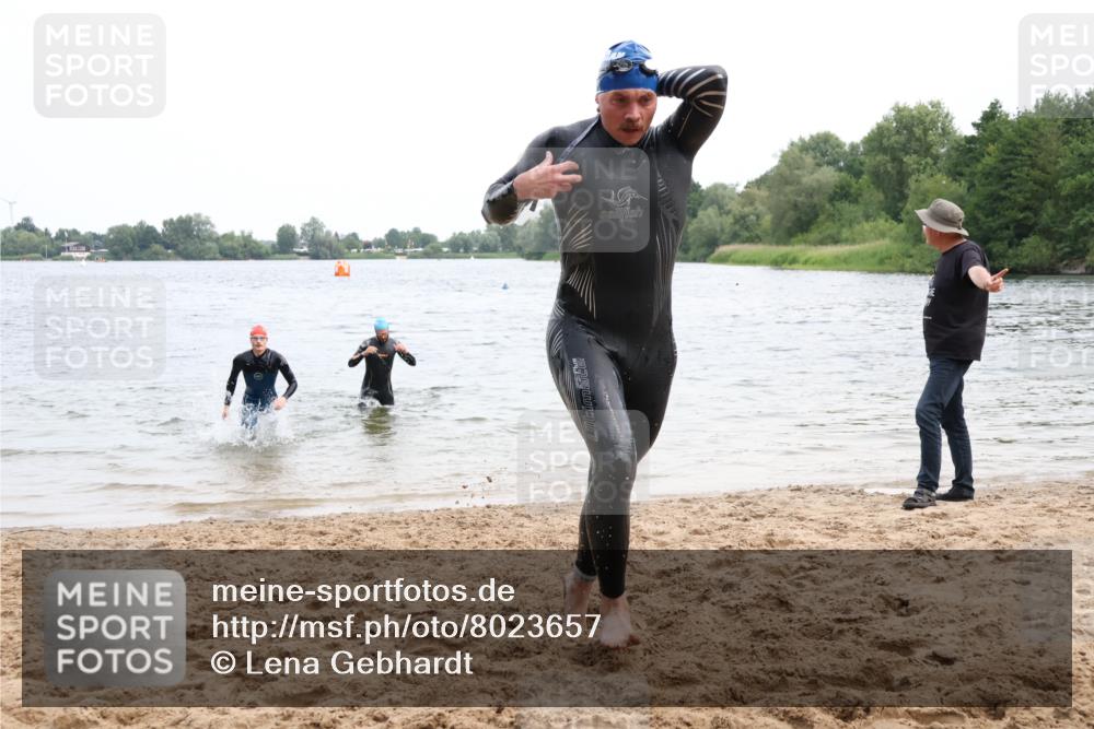 15.06.2025 - 27. Vierlanden-Triathlon Lena Gebhardt http://msf.ph/oto/8023657 15.06.2025 10:53:49 Schwimmen 650, 726, 757 meine-sportfotos.de
