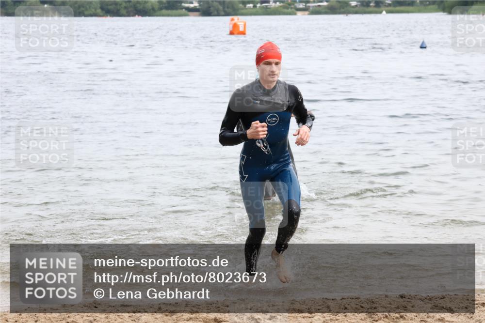 15.06.2025 - 27. Vierlanden-Triathlon Lena Gebhardt http://msf.ph/oto/8023673 15.06.2025 10:53:51 Schwimmen 650, 726, 757 meine-sportfotos.de