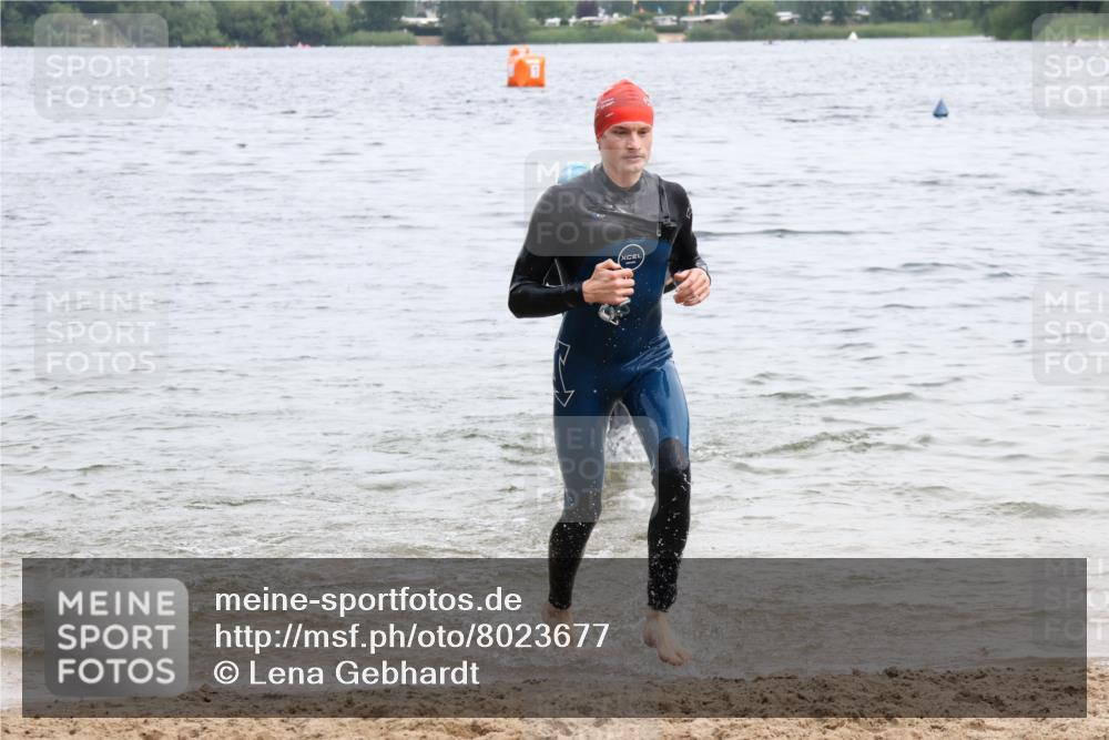 15.06.2025 - 27. Vierlanden-Triathlon Lena Gebhardt http://msf.ph/oto/8023677 15.06.2025 10:53:51 Schwimmen 650, 726, 757 meine-sportfotos.de