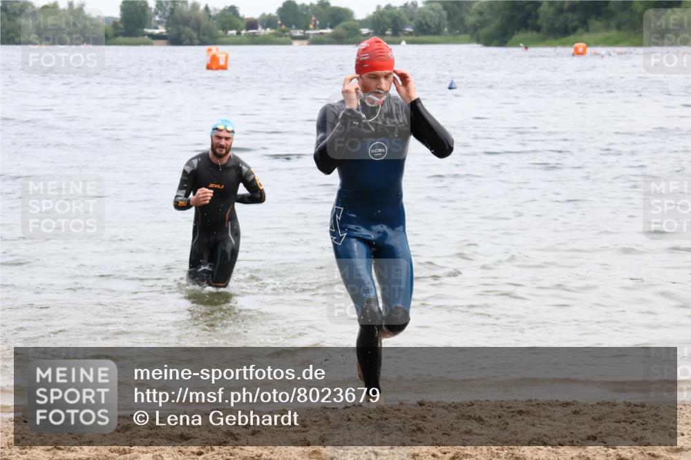 15.06.2025 - 27. Vierlanden-Triathlon Lena Gebhardt http://msf.ph/oto/8023679 15.06.2025 10:53:51 Schwimmen 650, 726, 757 meine-sportfotos.de