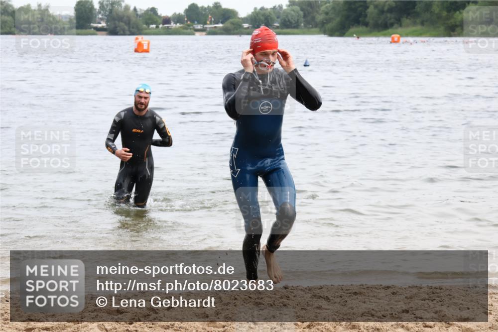 15.06.2025 - 27. Vierlanden-Triathlon Lena Gebhardt http://msf.ph/oto/8023683 15.06.2025 10:53:51 Schwimmen 650, 726, 757 meine-sportfotos.de