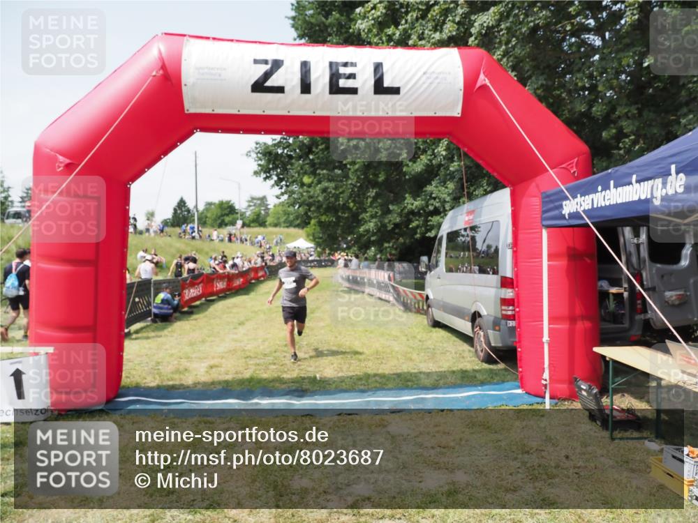 21.06.2025 - 27. Vierlanden-Triathlon MichiJ http://msf.ph/oto/8023687 15.06.2026 11:48:17 Ziel 295 meine-sportfotos.de