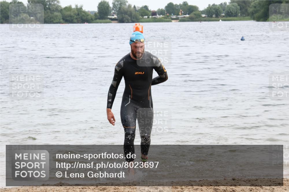 15.06.2025 - 27. Vierlanden-Triathlon Lena Gebhardt http://msf.ph/oto/8023697 15.06.2025 10:53:55 Schwimmen 650, 726, 757 meine-sportfotos.de
