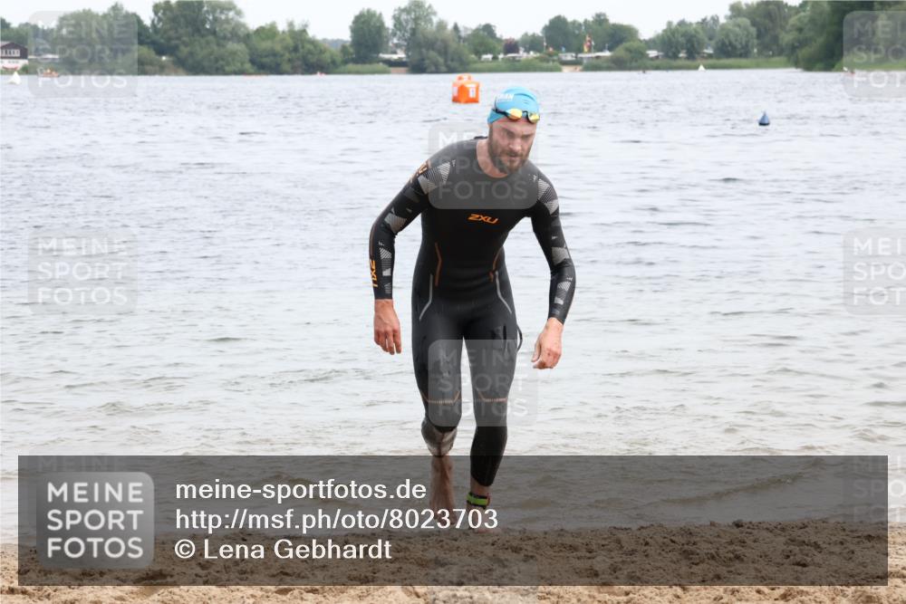 15.06.2025 - 27. Vierlanden-Triathlon Lena Gebhardt http://msf.ph/oto/8023703 15.06.2025 10:53:56 Schwimmen 650, 726, 757 meine-sportfotos.de